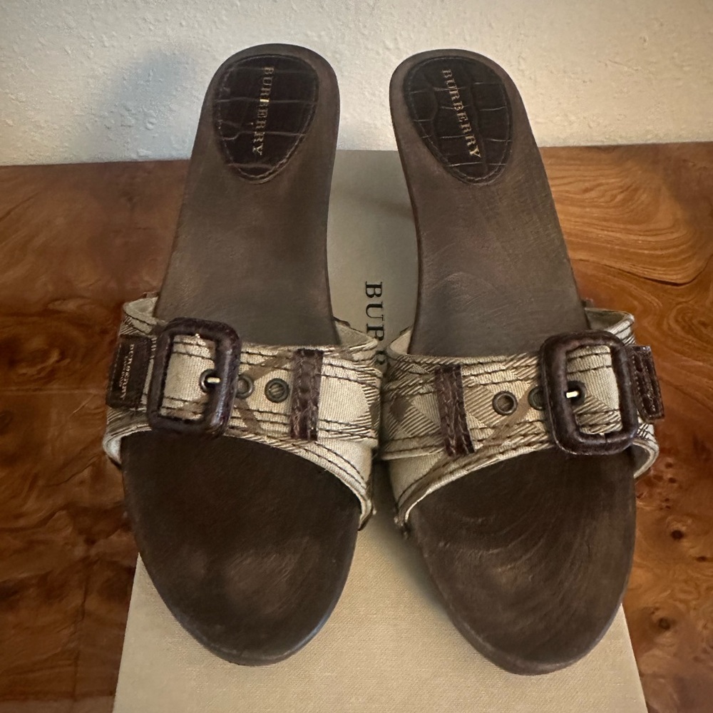 Burberry wooden sandals , size 9 . Great conditions!!